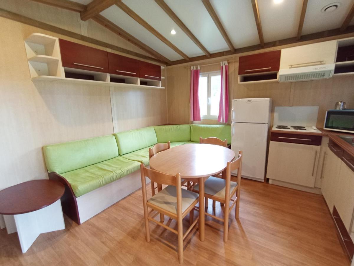 Les Maisonnettes Du Lac - Base De Loisirs Lavare 외부 사진